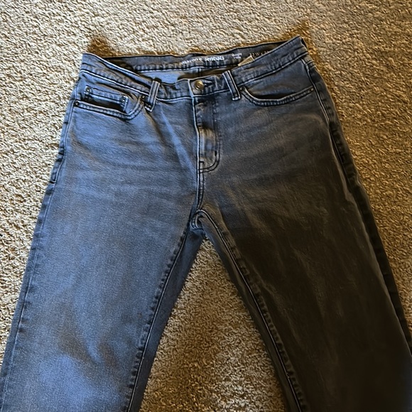 Grey washed jeans. Amazon Essentials Mens athletic-fit stretch jeans - Picture 4 of 5